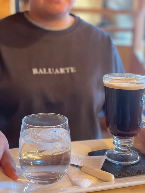 Cafe servido en mesa de Baluarte